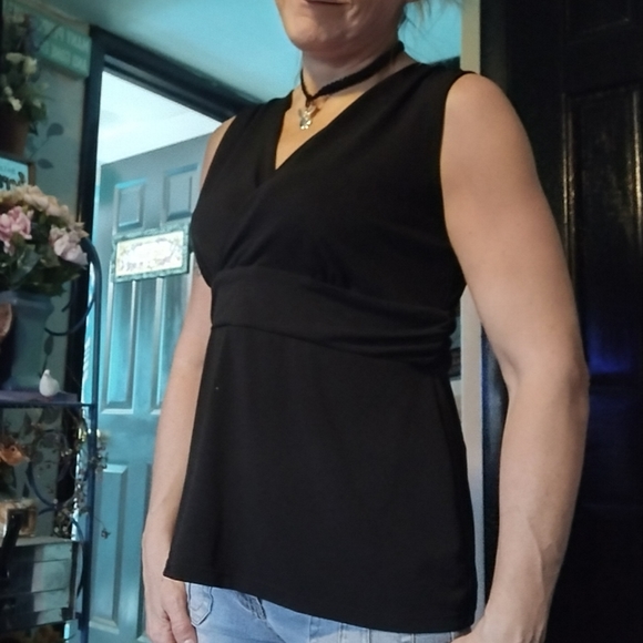 Black v neck sleeveless top